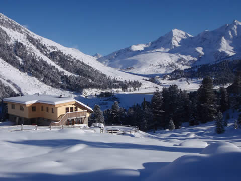 Selbstversorgerh&uuml;tten f&uuml;r 8,18 oder 30 Personen in K&uuml;htai/Tirol, im schneesicheren Skigebiet auf 2000m.